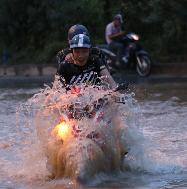 Hà Nội: Vạn người vật lộn trong biển nước trước cổng Thiên đường Bảo Sơn - Ảnh 7.