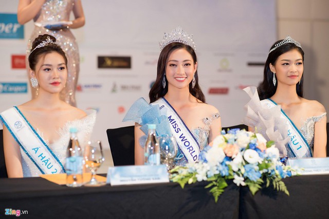 Hoa hậu Lương Thùy Linh và các á hậu rạng rỡ sau đêm đăng quang - Ảnh 1.