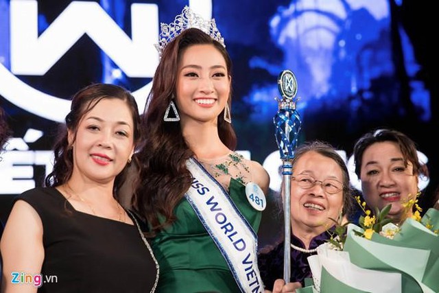 Hoa hậu Lương Thùy Linh - 12 năm học giỏi, mẹ làm Giám đốc Kho bạc - Ảnh 1.