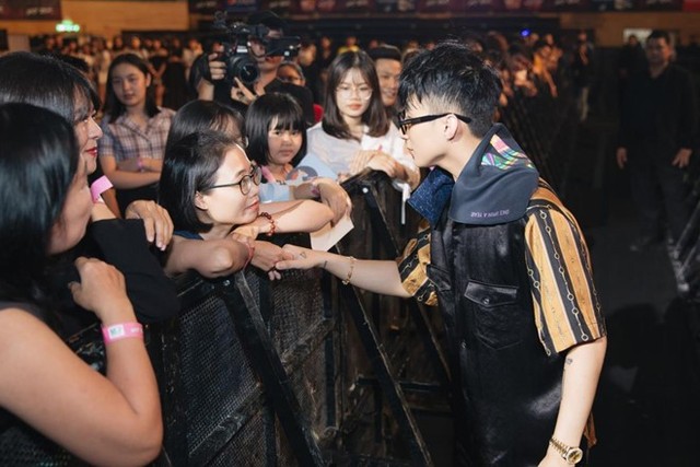Sơn Tùng M-TP nhận lời cầu hôn của fan nữ 16 tuổi - Ảnh 2.