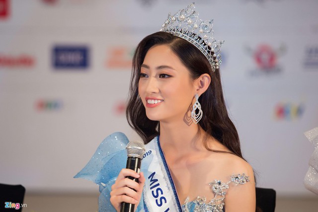 Hoa hậu Lương Thùy Linh và các á hậu rạng rỡ sau đêm đăng quang - Ảnh 3.