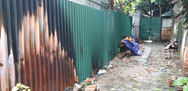 Mương chết giữa lòng Hà Nội: Người dân quây tôn mong giảm hôi, bớt ruồi nhưng vô vọng - Ảnh 5.