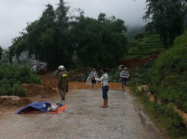 Lào Cai: Đi xe máy qua khu vực sạt lở, một người đàn ông bị đất đá đè tử vong - Ảnh 1.