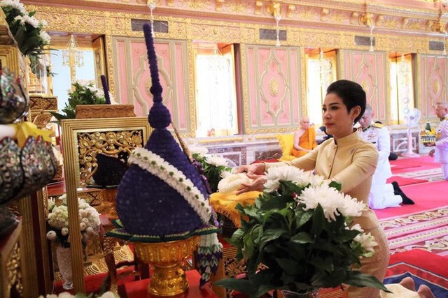 Hoàng quý phi Thái Lan thực hiện nhiệm vụ hoàng gia đầu tiên trên cương vị mới với phong thái gây ngỡ ngàng - Ảnh 1.