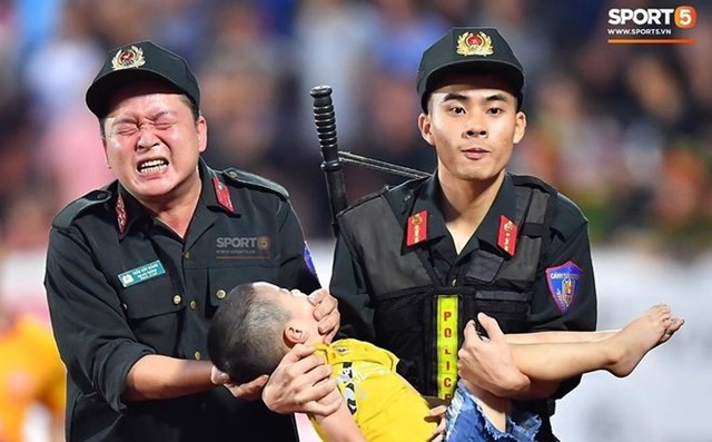 Đại uý CSCĐ tỉnh Nam Định kể lại giây phút bé trai bị co giật cắn, nghiến tay mình - Ảnh 1.
