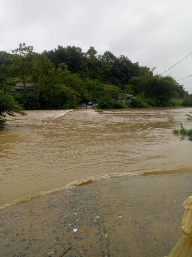 Lạng Sơn nhiều tuyến đường bị cô lập vì nước lũ dâng cao - Ảnh 3.