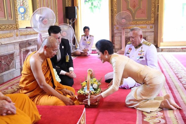 Hoàng quý phi Thái Lan thực hiện nhiệm vụ hoàng gia đầu tiên trên cương vị mới với phong thái gây ngỡ ngàng - Ảnh 4.