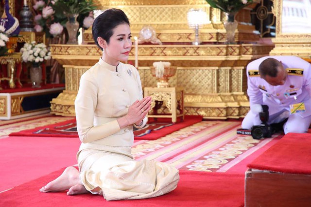 Hoàng quý phi Thái Lan thực hiện nhiệm vụ hoàng gia đầu tiên trên cương vị mới với phong thái gây ngỡ ngàng - Ảnh 5.