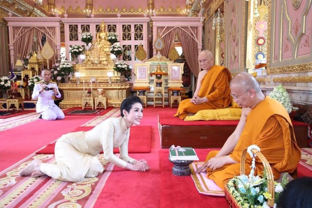 Hoàng quý phi Thái Lan thực hiện nhiệm vụ hoàng gia đầu tiên trên cương vị mới với phong thái gây ngỡ ngàng - Ảnh 6.
