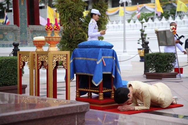 Hoàng quý phi Thái Lan thực hiện nhiệm vụ hoàng gia đầu tiên trên cương vị mới với phong thái gây ngỡ ngàng - Ảnh 7.