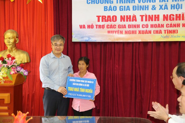 Báo Gia đình & Xã hội trao 100 triệu đồng cho các hoàn cảnh khó khăn tại Hà Tĩnh - Ảnh 1.