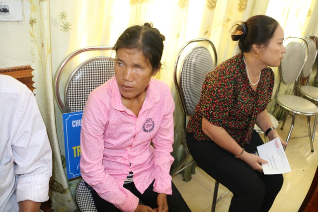Báo Gia đình & Xã hội trao 100 triệu đồng cho các hoàn cảnh khó khăn tại Hà Tĩnh - Ảnh 4.