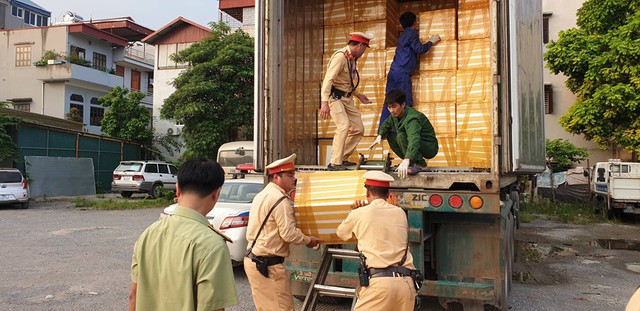 Hà Nội: CSGT truy đuổi tài xế container chở 30 tấn nội tạng bốc mùi thối  - Ảnh 1.