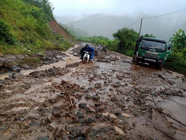 Nỗ lực tìm kiếm 11 người mất tích sau bão số 3, cảnh báo thời tiết bất thường - Ảnh 2.