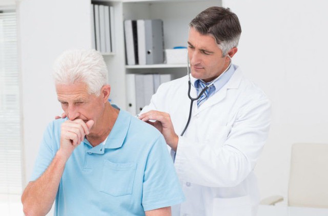 Nguyên nhân và cách điều trị bệnh phổi tắc nghẽn mãn tính ở người già - Ảnh 2.