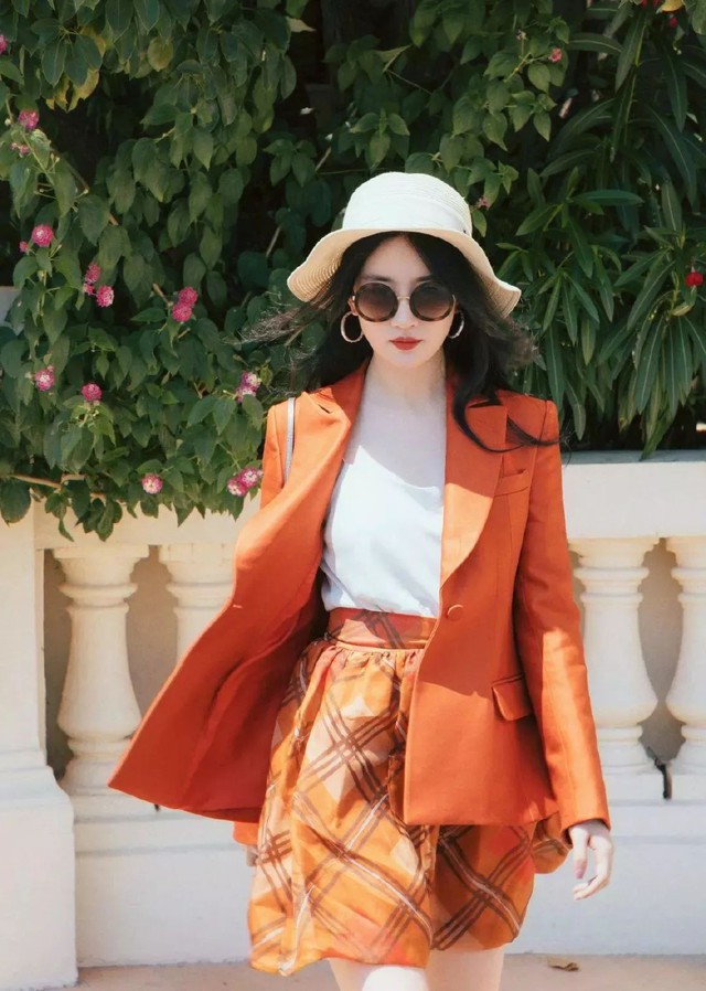 Ngo&agrave;i m&agrave;u v&agrave;ng, gam m&agrave;u cam đất cũng cực đẹp v&agrave; th&iacute;ch nhất l&agrave; l&ecirc;n đồ sống ảo kh&ocirc;ng ch&ecirc; v&agrave;o đ&acirc;u được - Ảnh 1.