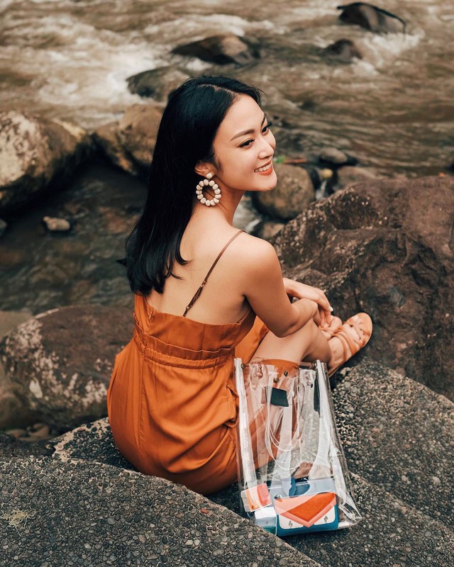 Ngo&agrave;i m&agrave;u v&agrave;ng, gam m&agrave;u cam đất cũng cực đẹp v&agrave; th&iacute;ch nhất l&agrave; l&ecirc;n đồ sống ảo kh&ocirc;ng ch&ecirc; v&agrave;o đ&acirc;u được - Ảnh 11.