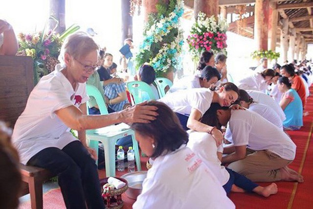 Khi Hoa hậu đội vương miện quỳ lạy cha mẹ: Lòng hiếu thảo của một người con và nét đẹp văn hóa tại đất nước Thái Lan - Ảnh 12.