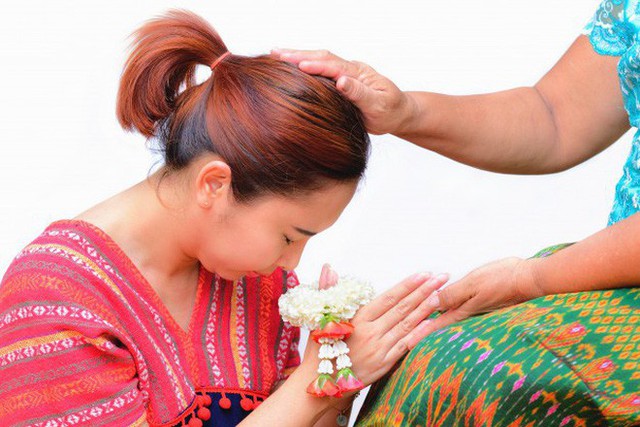 Khi Hoa hậu đội vương miện quỳ lạy cha mẹ: Lòng hiếu thảo của một người con và nét đẹp văn hóa tại đất nước Thái Lan - Ảnh 13.