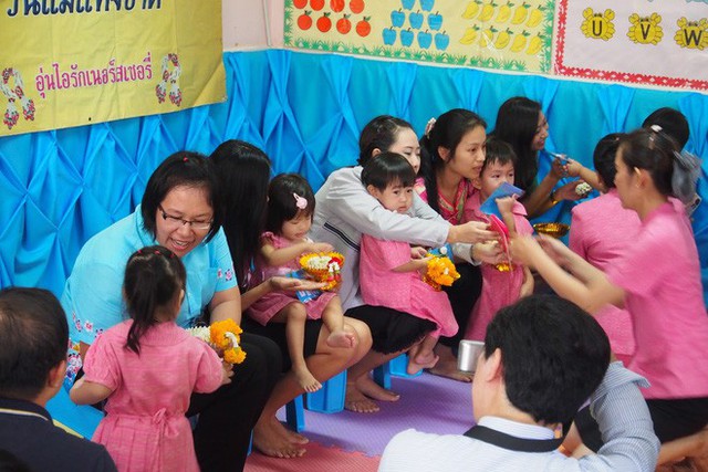 Khi Hoa hậu đội vương miện quỳ lạy cha mẹ: Lòng hiếu thảo của một người con và nét đẹp văn hóa tại đất nước Thái Lan - Ảnh 6.