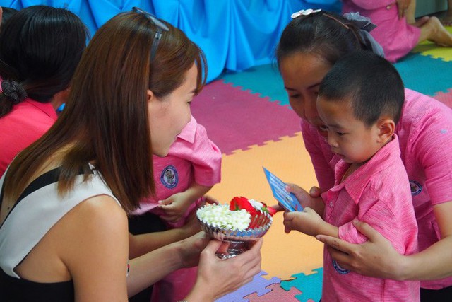 Khi Hoa hậu đội vương miện quỳ lạy cha mẹ: Lòng hiếu thảo của một người con và nét đẹp văn hóa tại đất nước Thái Lan - Ảnh 7.