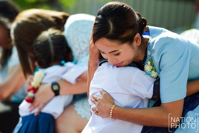 Khi Hoa hậu đội vương miện quỳ lạy cha mẹ: Lòng hiếu thảo của một người con và nét đẹp văn hóa tại đất nước Thái Lan - Ảnh 8.