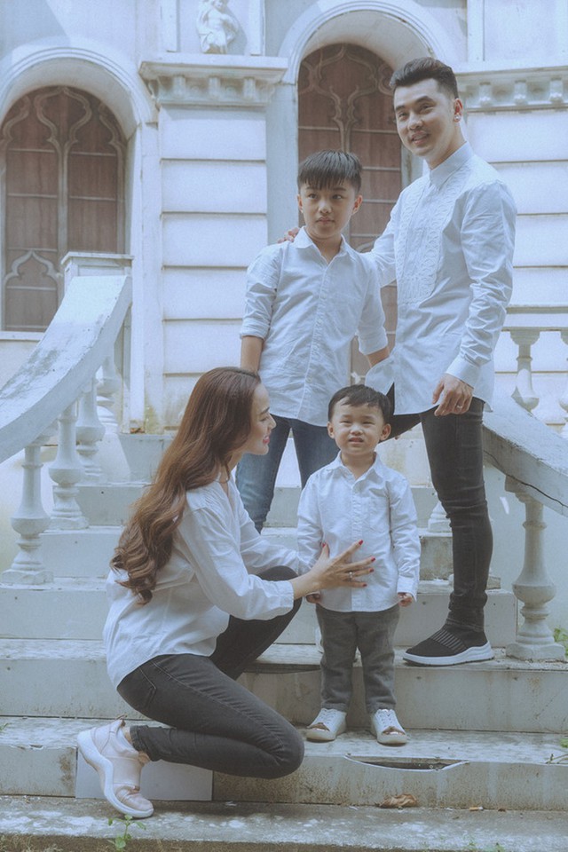Qua một lần đò, những sao nữ Vbiz này vẫn được chồng yêu chiều, ai thấy cũng ghen tị - Ảnh 12. Qua một lần đò, những sao nữ Vbiz này vẫn được chồng yêu chiều, ai thấy cũng ghen tị - Ảnh 12.