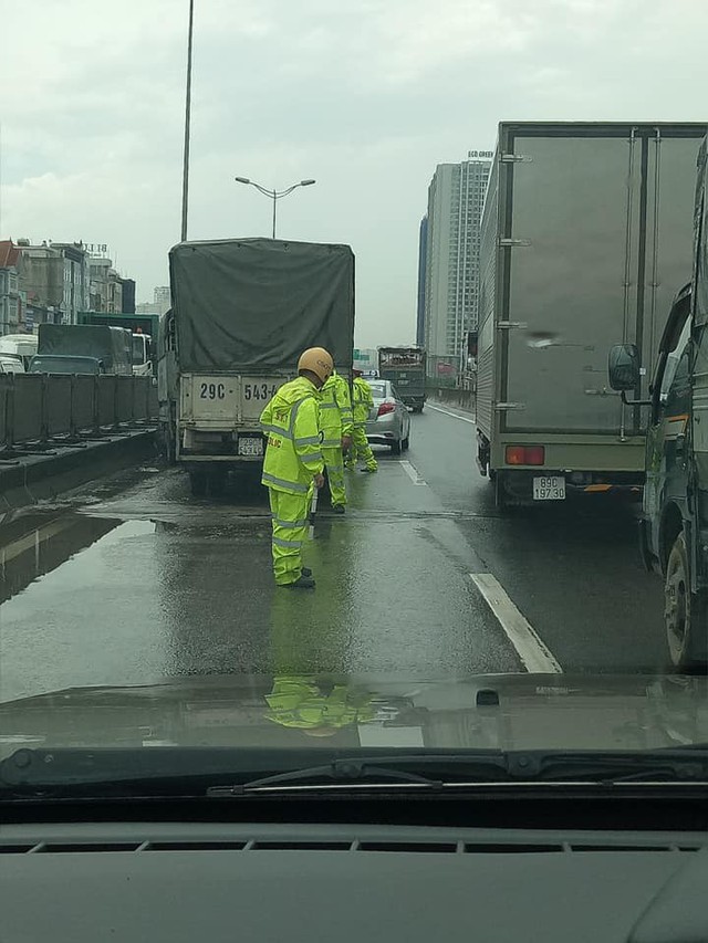 Hà Nội: Mưa lớn làm xảy ra nhiều vụ tai nạn, người dân bì bõm đi làm giữa đường ngập nước - Ảnh 3.