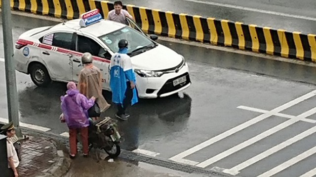 Hà Nội: Mưa lớn làm xảy ra nhiều vụ tai nạn, người dân bì bõm đi làm giữa đường ngập nước - Ảnh 6.