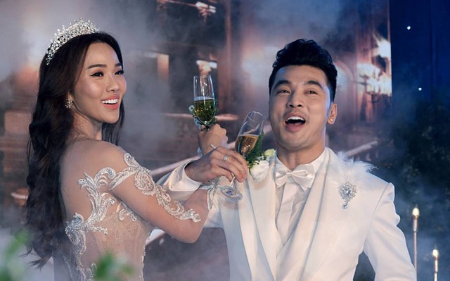 Qua một lần đò, những sao nữ Vbiz này vẫn được chồng yêu chiều, ai thấy cũng ghen tị - Ảnh 10. Qua một lần đò, những sao nữ Vbiz này vẫn được chồng yêu chiều, ai thấy cũng ghen tị - Ảnh 10.