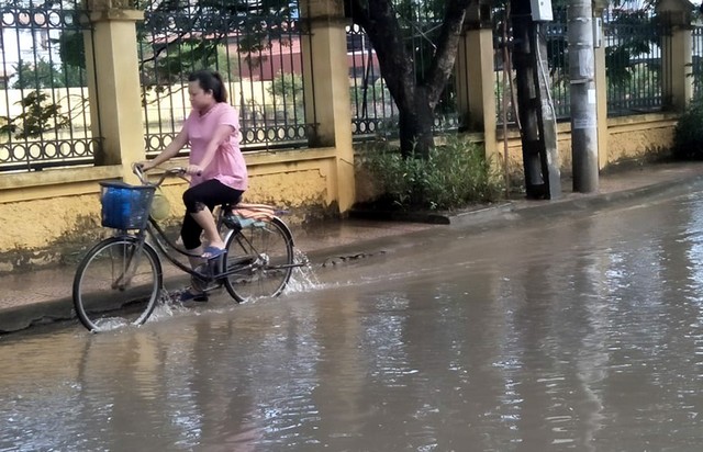 Phố bất ngờ biến thành sông giữa trời nắng to tại Hà Nội - Ảnh 1.