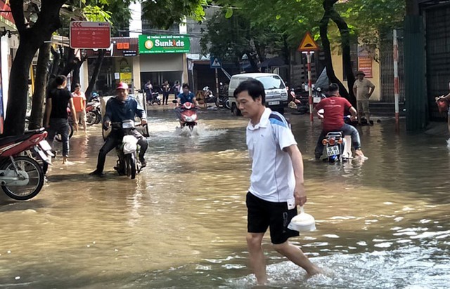 Phố bất ngờ biến thành sông giữa trời nắng to tại Hà Nội - Ảnh 5.