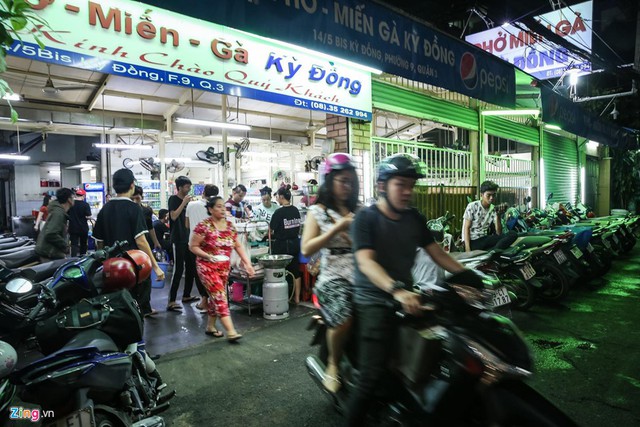 Quán phở miến gà ta chật kín khách từ sáng đến đêm ở Sài Gòn - Ảnh 8.