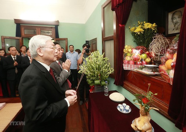 Tổng bí thư, Chủ tịch nước dâng hương tưởng niệm Chủ tịch Hồ Chí Minh - Ảnh 1.