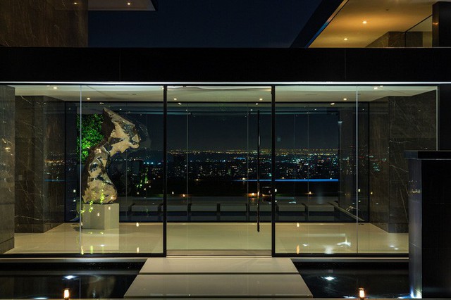 Căn nhà hiện đại mà mọi phòng trong ngôi nhà bạn đều có thể thấy những ánh đèn nhấp nháy của thành phố về đêm - Ảnh 13.
