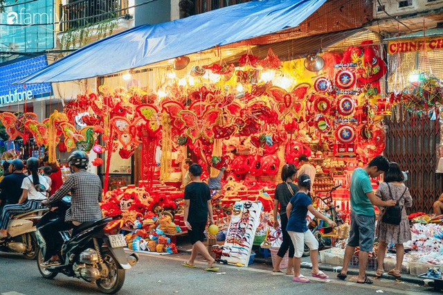 Nở rộ các dịch vụ bán nguyên liệu để tự làm đèn ông sao, mặt nạ tại Hàng Mã - Ảnh 2.