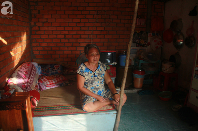 Nụ cười lạc quan của cô gái trẻ từ bỏ ước mơ làm nữ hộ sinh quay về chợ nổi Cái Răng chăm sóc mẹ già bệnh tật - Ảnh 3. Nụ cười lạc quan của cô gái trẻ từ bỏ ước mơ làm nữ hộ sinh quay về chợ nổi Cái Răng chăm sóc mẹ già bệnh tật - Ảnh 3.