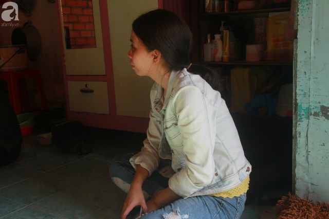 Nụ cười lạc quan của cô gái trẻ từ bỏ ước mơ làm nữ hộ sinh quay về chợ nổi Cái Răng chăm sóc mẹ già bệnh tật - Ảnh 4. Nụ cười lạc quan của cô gái trẻ từ bỏ ước mơ làm nữ hộ sinh quay về chợ nổi Cái Răng chăm sóc mẹ già bệnh tật - Ảnh 4.