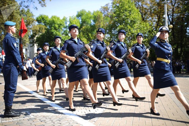 Vẻ đẹp của nữ sinh trường không quân Nga hút hồn trong ngày khai giảng - Ảnh 4.