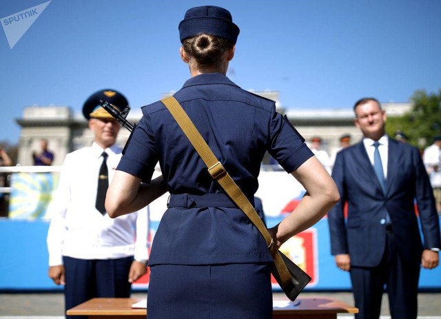 Vẻ đẹp của nữ sinh trường không quân Nga hút hồn trong ngày khai giảng - Ảnh 10.