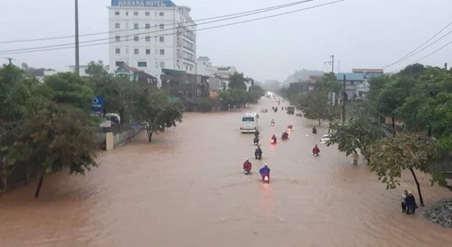 Cộng đồng mạng xót xa chia sẻ hình ảnh TP Thái Nguyên ngập nặng sau trận mưa lớn - Ảnh 10.