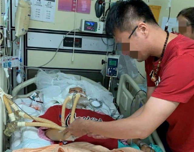 Đau xót cảnh người đàn ông cưới bạn gái đang hấp hối - Ảnh 1. Đau xót cảnh người đàn ông cưới bạn gái đang hấp hối - Ảnh 1.