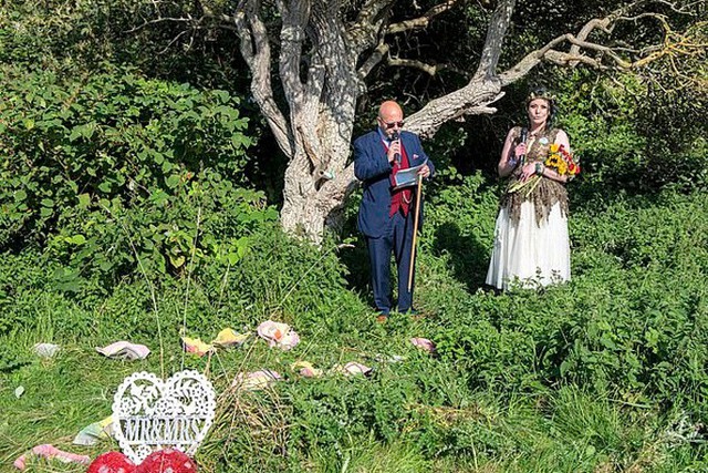 Đám cưới kỳ lạ: Cô gái trẻ cưới cây rừng - Ảnh 1.