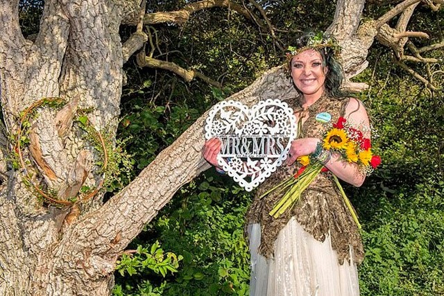 Đám cưới kỳ lạ: Cô gái trẻ cưới cây rừng - Ảnh 2.