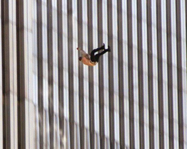 Đã 18 năm kể từ khi vụ khủng bố 11/9 đoạt mạng hàng nghìn người Mỹ, bức ảnh người đàn ông rơi vẫn không ngừng gây ám ảnh - Ảnh 4.