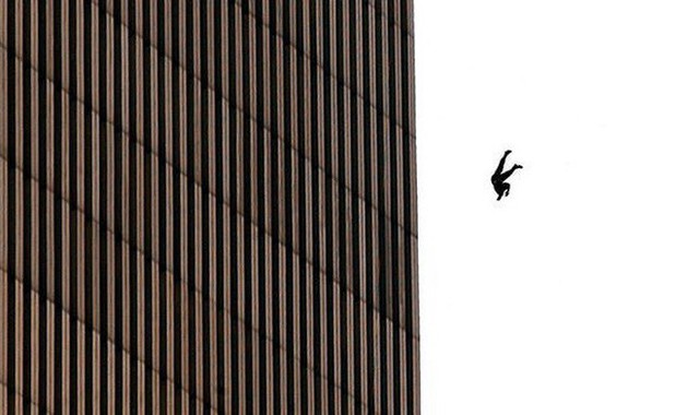 Đã 18 năm kể từ khi vụ khủng bố 11/9 đoạt mạng hàng nghìn người Mỹ, bức ảnh người đàn ông rơi vẫn không ngừng gây ám ảnh - Ảnh 5.