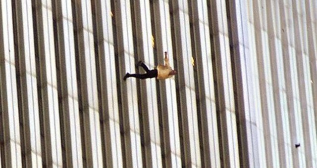Đã 18 năm kể từ khi vụ khủng bố 11/9 đoạt mạng hàng nghìn người Mỹ, bức ảnh người đàn ông rơi vẫn không ngừng gây ám ảnh - Ảnh 6.