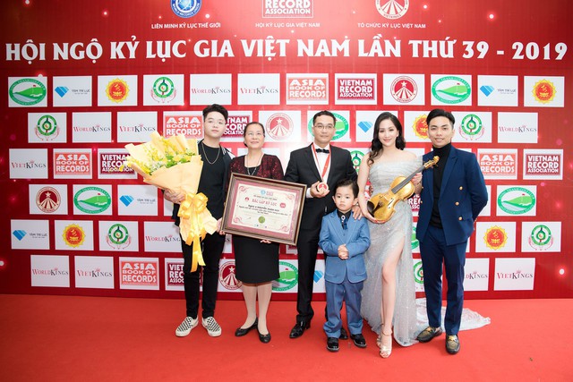 Khánh Thi chỉ cần xinh đẹp thôi, việc chỉnh váy đã có con trai lo - Ảnh 9.