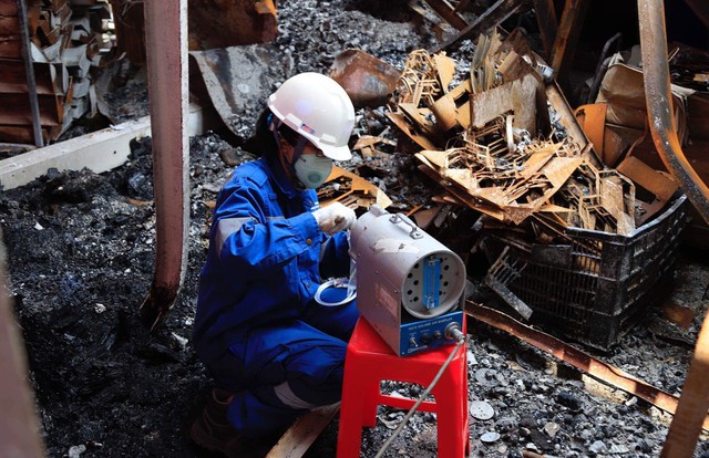 Đang bốc dỡ hiện trường vụ cháy Công ty CP Bóng đèn phích nước Rạng Đông - Ảnh 5.