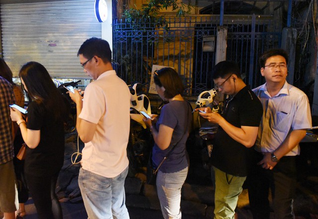 Hà Nội: Chen nhau xếp hàng mua bánh Trung thu khiến phố Thụy Khuê ùn tắc nghiêm trọng - Ảnh 12.